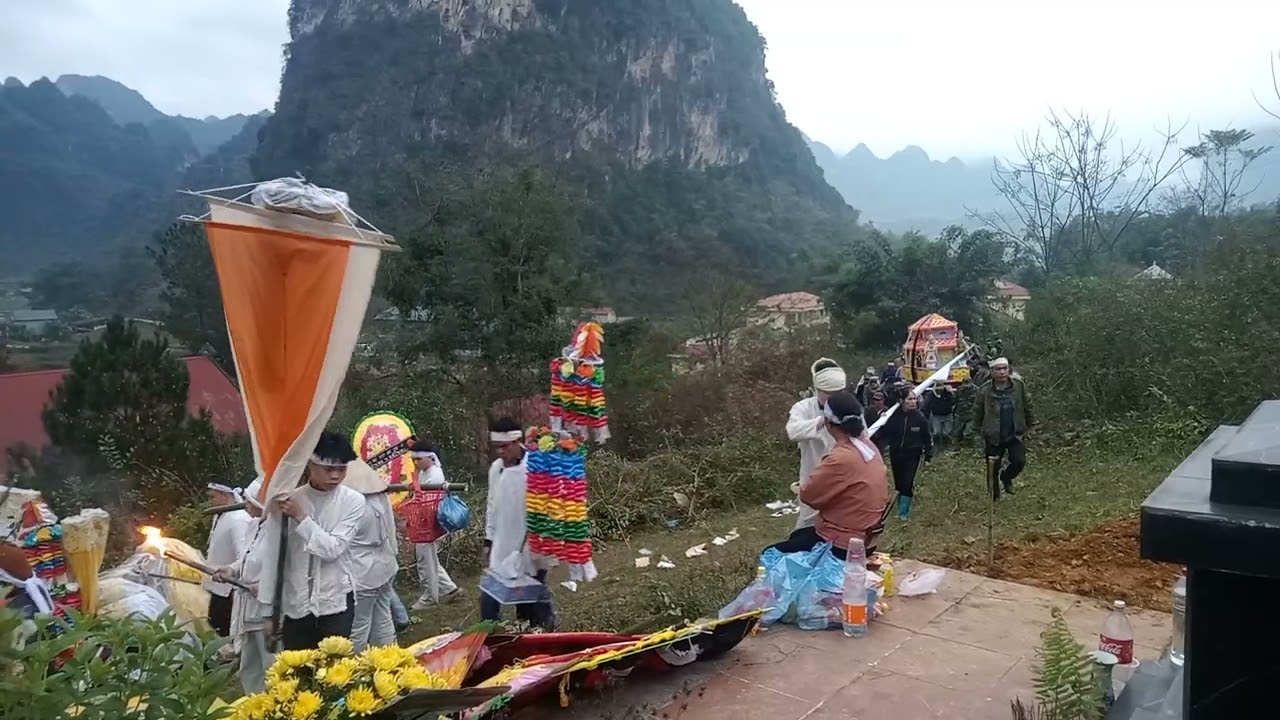 Đưa cụ về nơi an nghỉ của người dân tộc nùng  vùng cao 