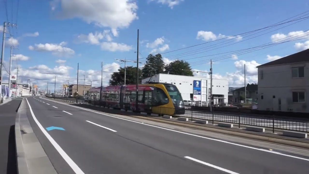 ゆいの杜付近を走る宇都宮ライトレール走行シーン