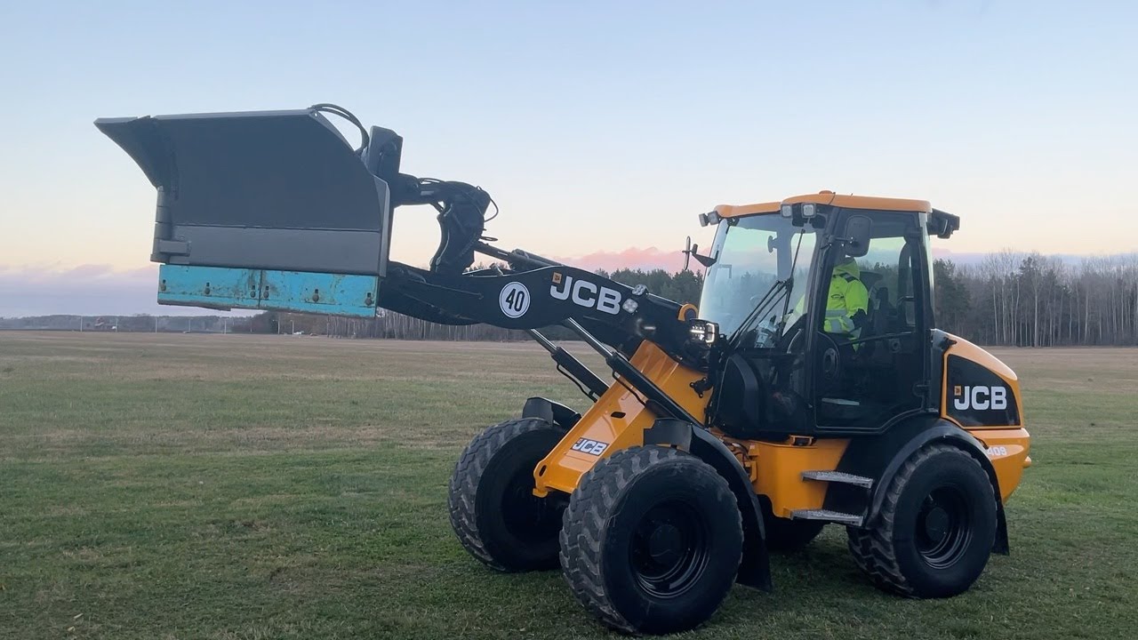 Köp Hjullastare JCB 409 Vikplog & Sandspridare på Klaravik