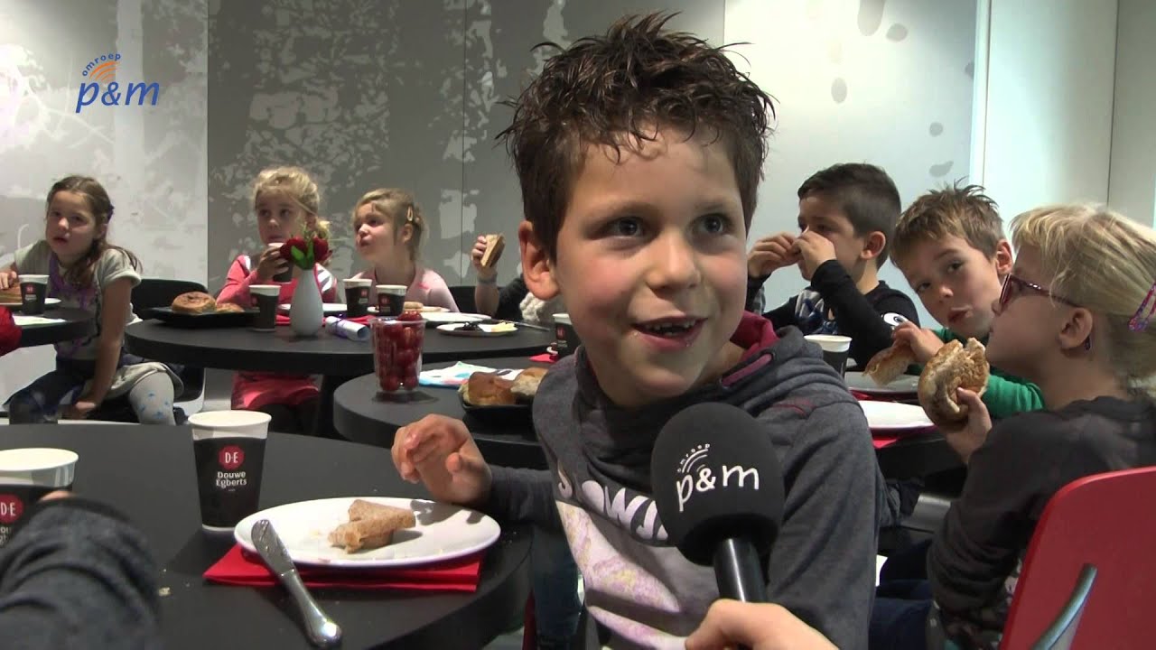 Groep 3/4 basisschool Kessel-Eik ontbijt met burgemeester