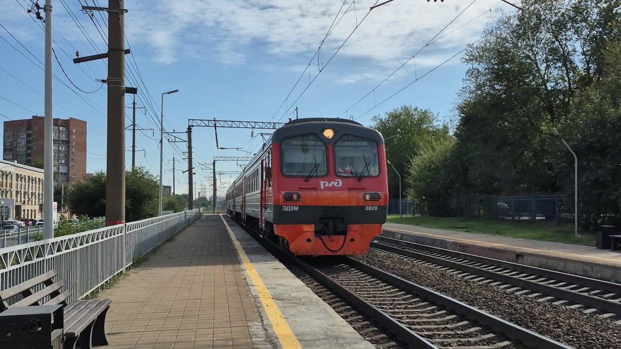 Электропоезд ЭД9М-0089 сообщением 6170 Усть-Донецкая-Ростов-Главный на платформе Рабочий Городок.