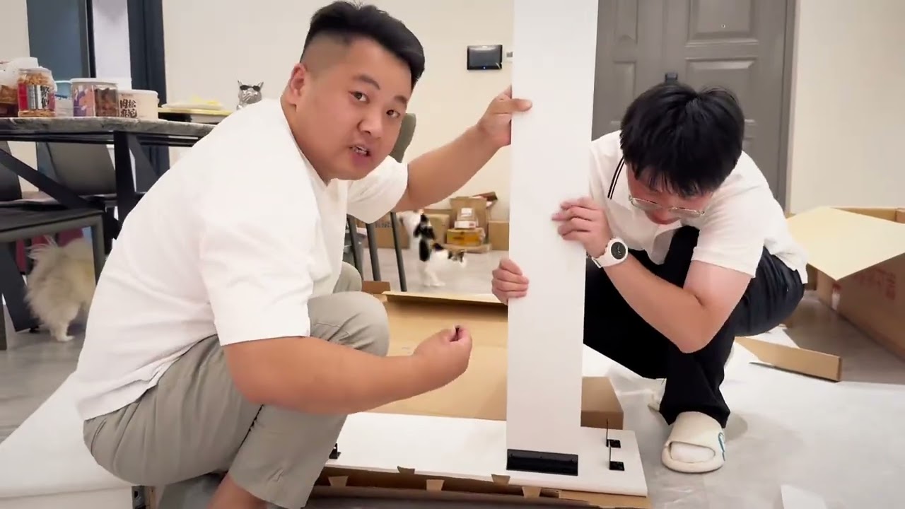 爷俩儿组装大玩具电钢琴 老公迫不及待先要为媳妇弹上一曲