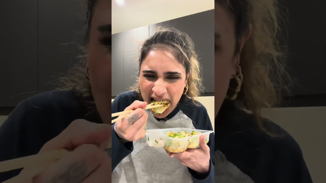 First Time Eating Itsu&rsquo;s Soup Dumplings 🥟#Itsu #SoupDumplings #FoodieShorts  #FirstTimeTrying #yum