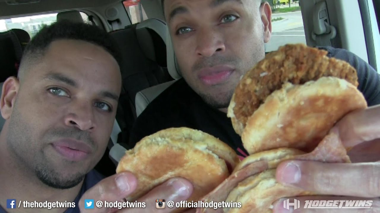 Ем печенье Bojangles Ham & Steak Biscuits @hodgetwins