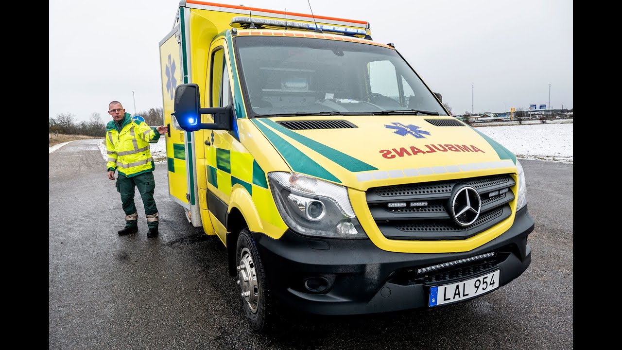 Barnens blåljuskanal får se hur IVA-ambulansen i Linköping fungerar