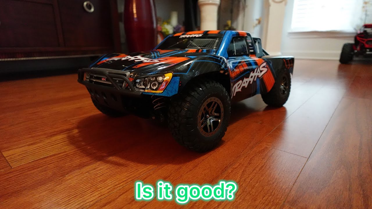 Unboxing and taking a look at the traxxas slash 4x4 ultimate! (Good or bad?)