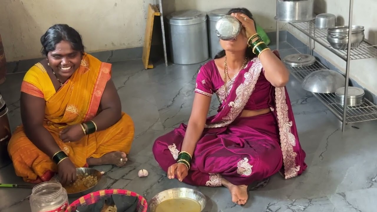 पूजा ताई आणी मी मटण खायला लागलो ।मटण आणलं की सगळं येकात्र असत निघाली कोल्हापूरला ✌️#गावठीपुनम 