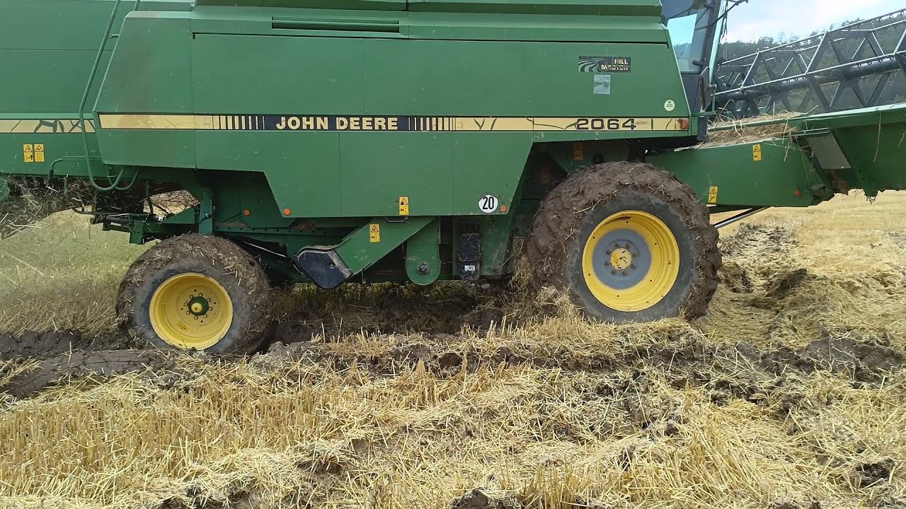 Podmáčené žně za vesnicí Lhota Rapotina - ječmen, kombajny John Deere a New Holland odvoz NH T7 #zne