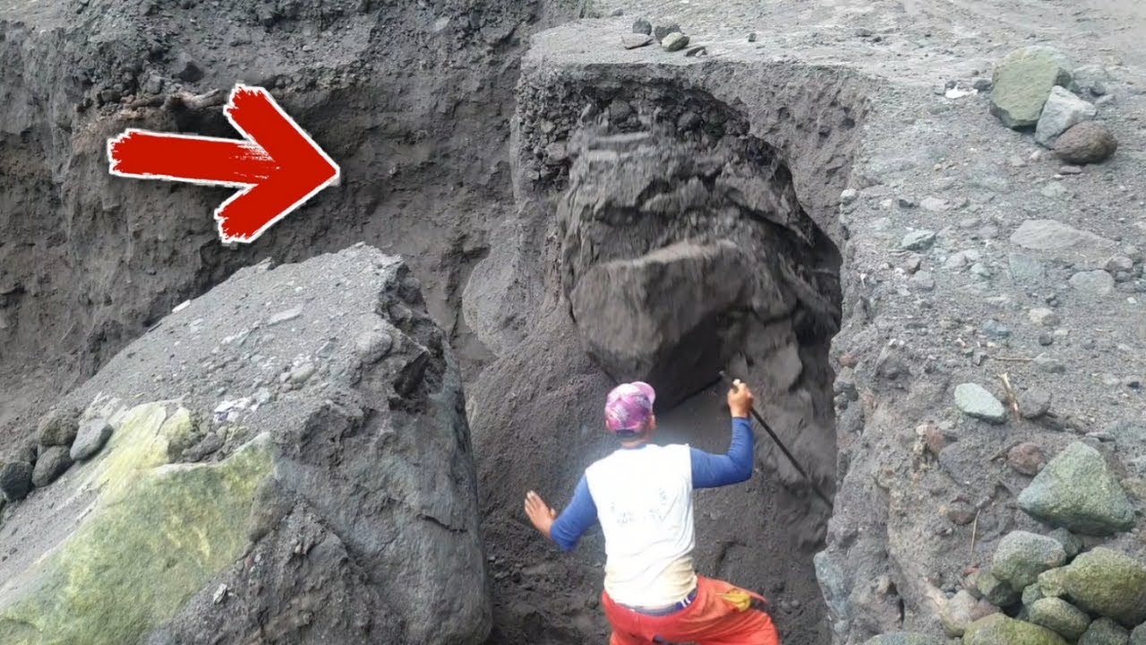 Extreme Sand Mining! Living Beneath the Mountain’s Shadow