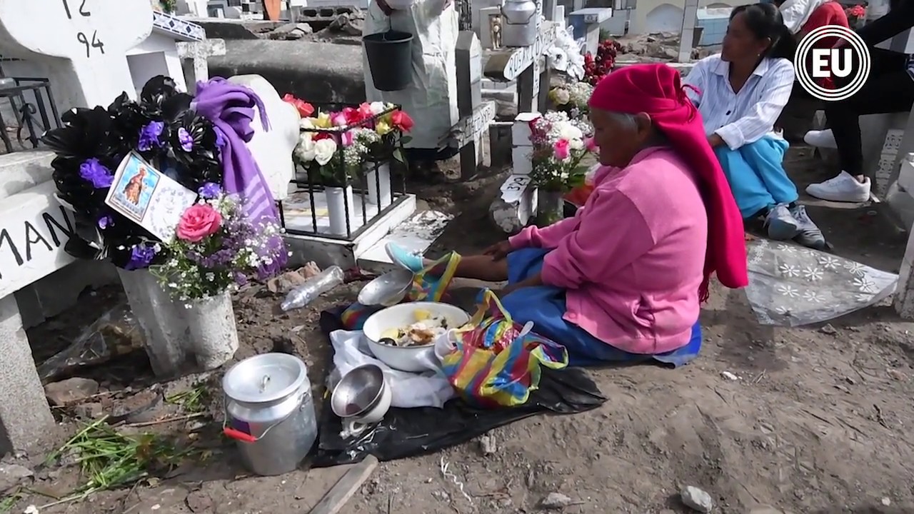 Colada morada, conejo y cuy para difuntos en cementerio Calderón
