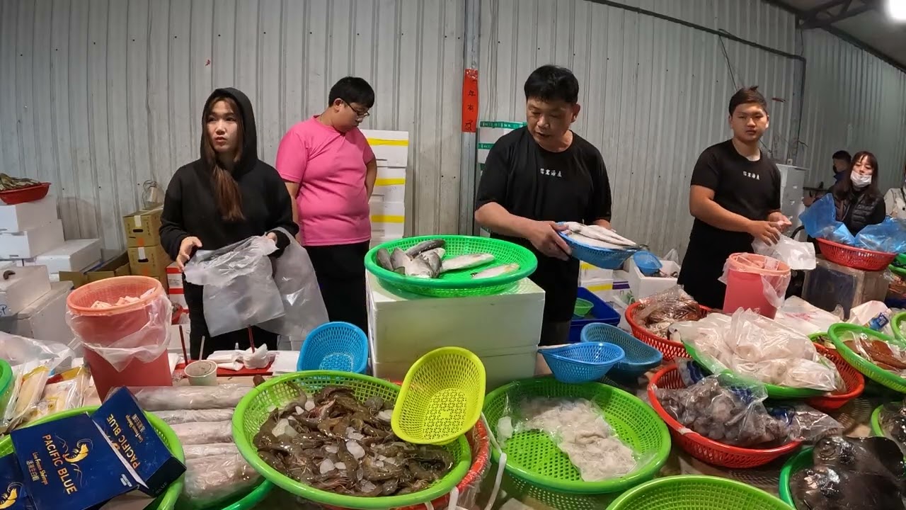 UNBELIEVABLE ENERGY! Is This the Funniest Way to Buy Fish Witness the Intense and Hilarious Seafood