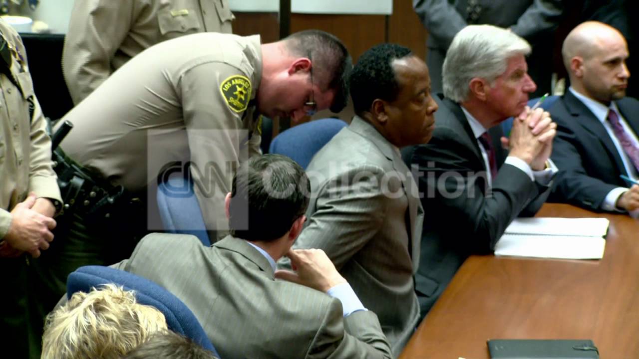 FILE:MURRAY TAKEN FROM COURT HANDCUFFED