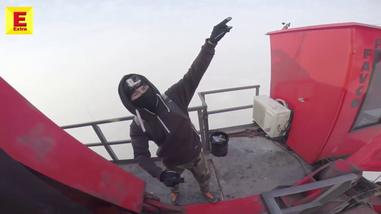 J&oacute;venes suben a la torre m&aacute;s alta de shangai (650 metros)