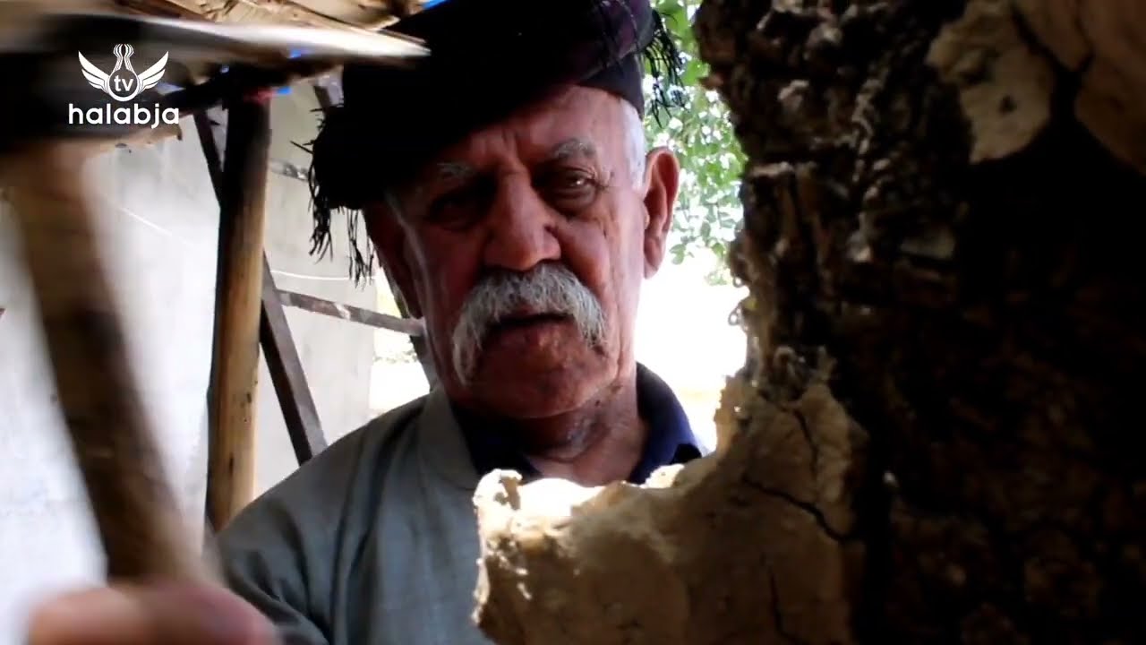 مام فەرهاد هاواری لە ماڵەکەی خۆیدا  بنێشتی کوردی دروست دەکات