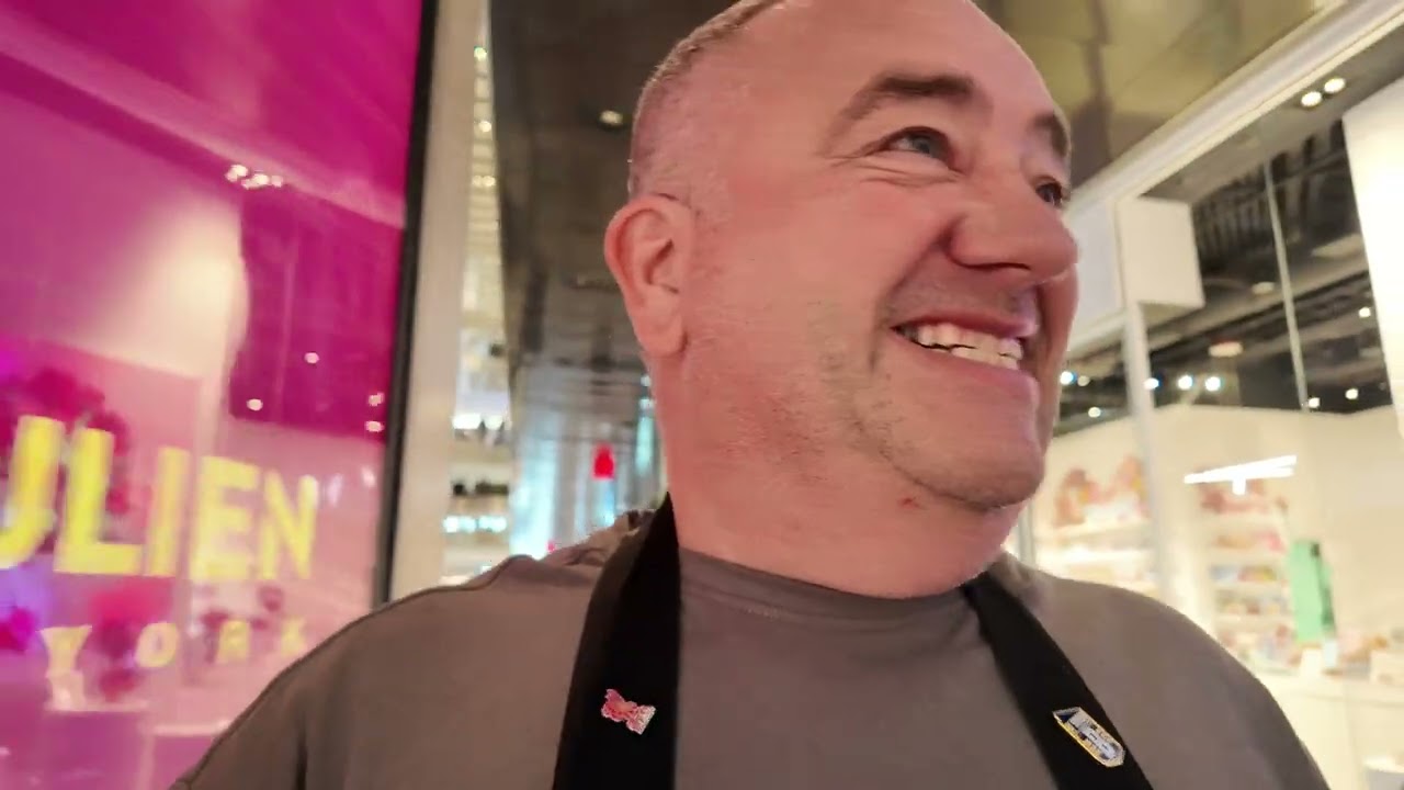 OMG! Laura Literally Assaulted a Guy in the Mall! 😱