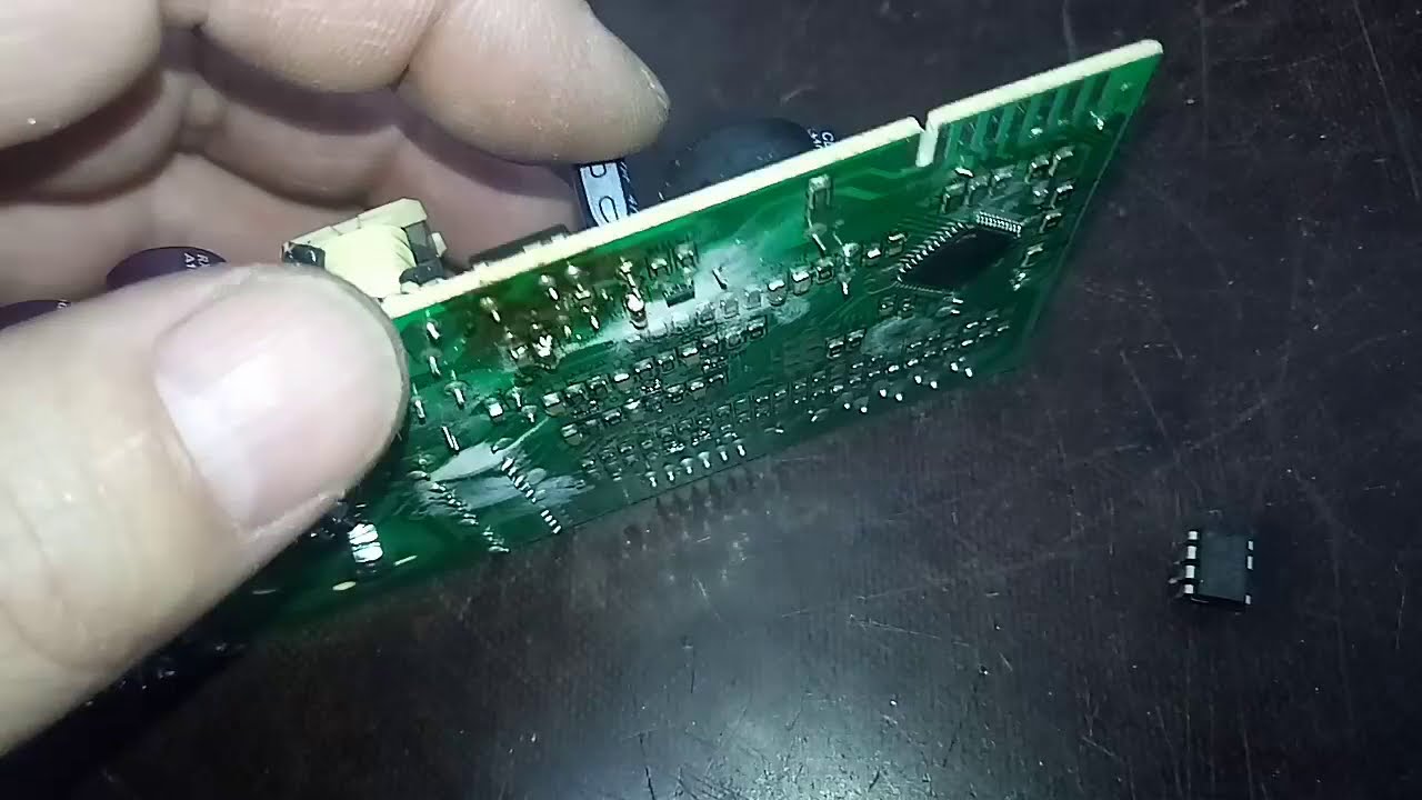 Холодильник BEKO CN335220X не включается.
