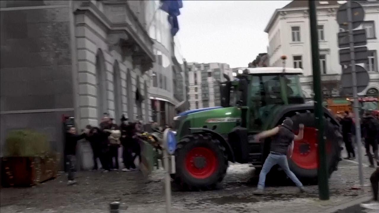 Scontri a BRUXELLES, agricoltori e allevatori protestano contro l'accordo Ue-Mercosur