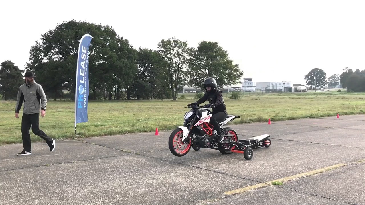 Stunt and WheelieSchool one minute video of Manon wheelie school