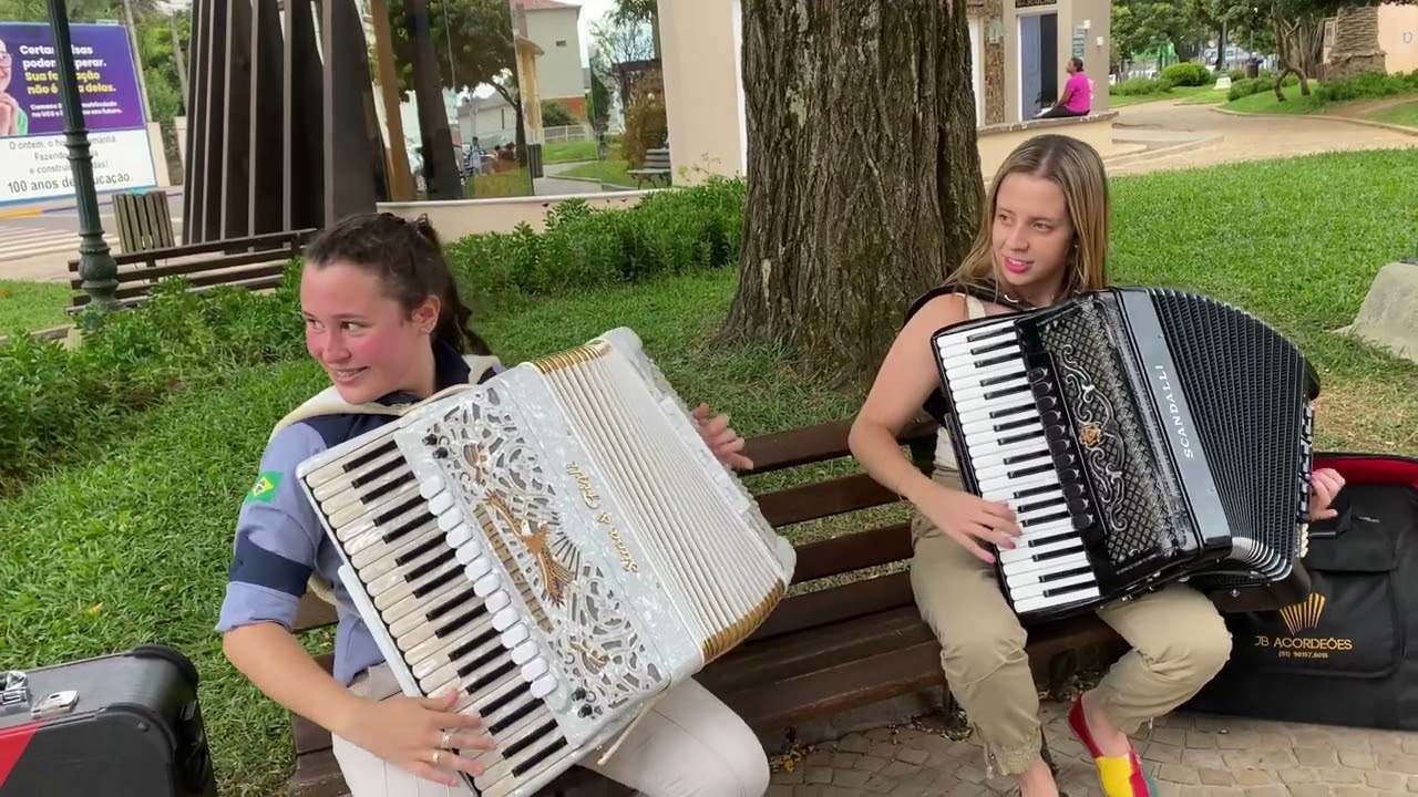 Gaitaço com Fernanda gaiteira na praça de Vacaria RS! (Dueto de gaiteiras)