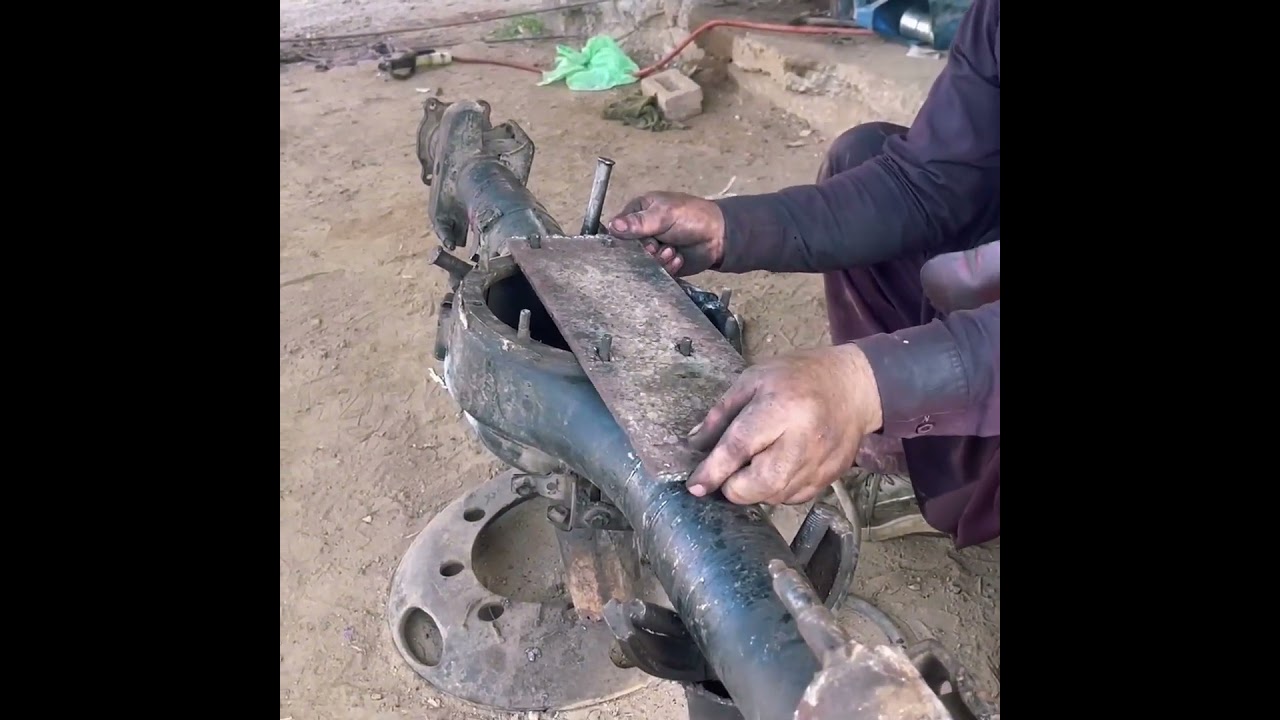 Mistrz mechaniki naprawia uszkodzoną obudowę mechanizmu r&oacute;żnicowego | Krok po kroku