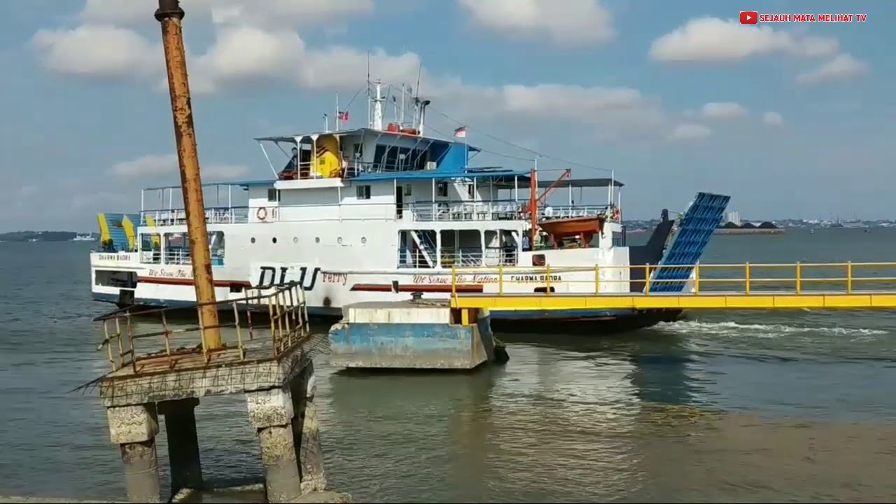 Olah gerak Kapal KMP Dharma Badra di dermaga 1 Pelabuhan Penajam