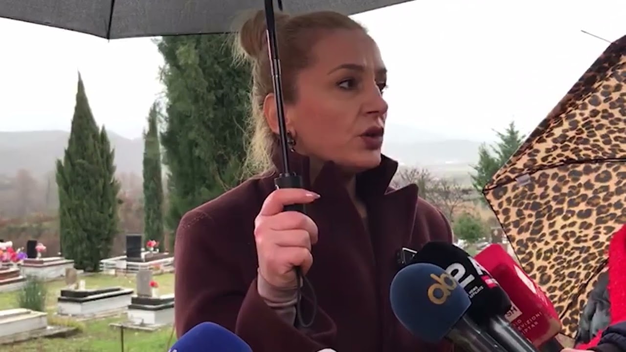 Drejtësi për Ziver Veizin/ Homazhe në varrezat e fshatit Zenelaj të Gjirokastrës  | ABC News Albania