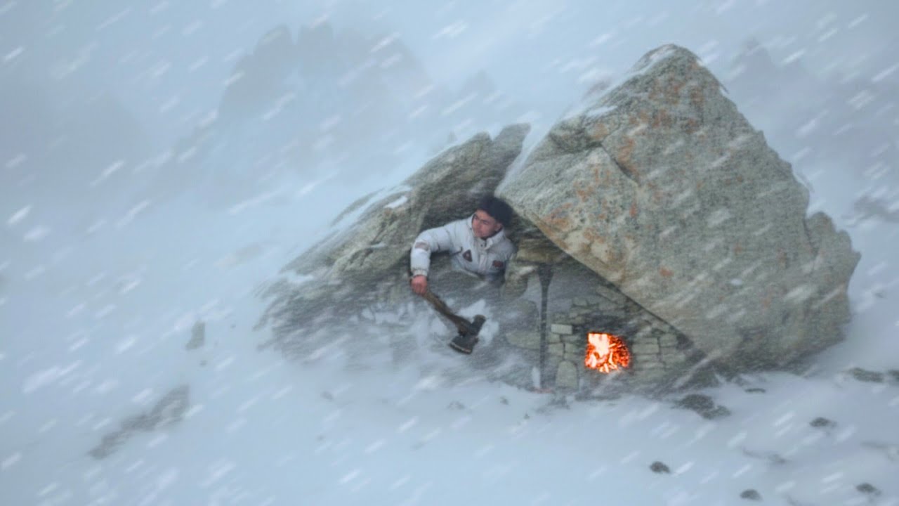 Caught in winter blizzard/building a warm and cozy shelter in snowstorm/I survived in extreme cold