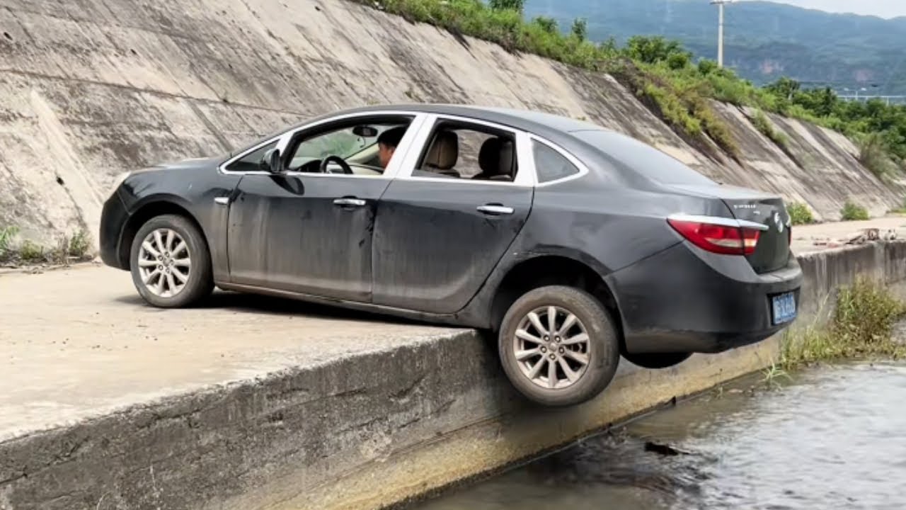 The Rear Wheel Of The Car Fell Into The Reservoir While Reversing, And The Experienced Driver Panick