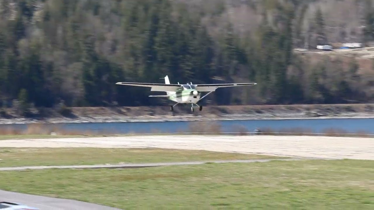 Cessna 182 landing at CZNL