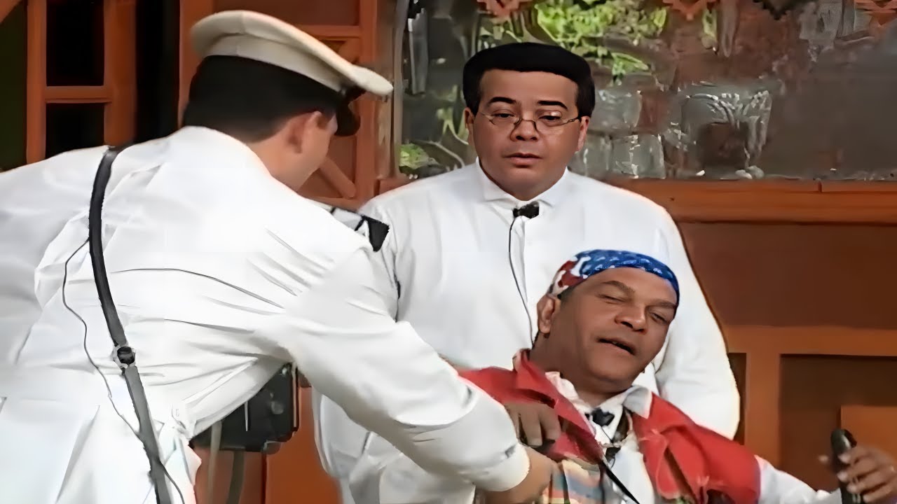 المشهد ده اتسبب فى دخول احمد ادم السجن لما خرج عن النص وشتم امريكا على المسرح 😂😂 ابو ام امريكا 🤣🤣
