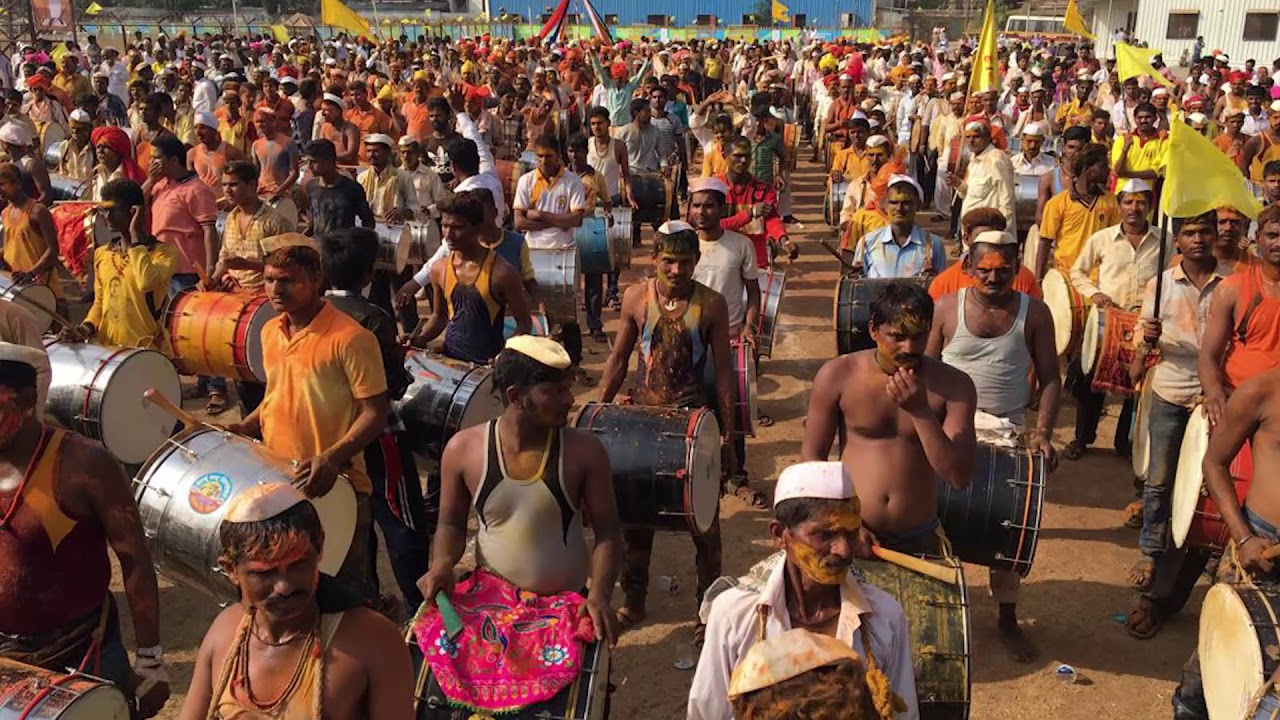 Photos of the day - Dhangar community in Mumbai protest using traditional instruments