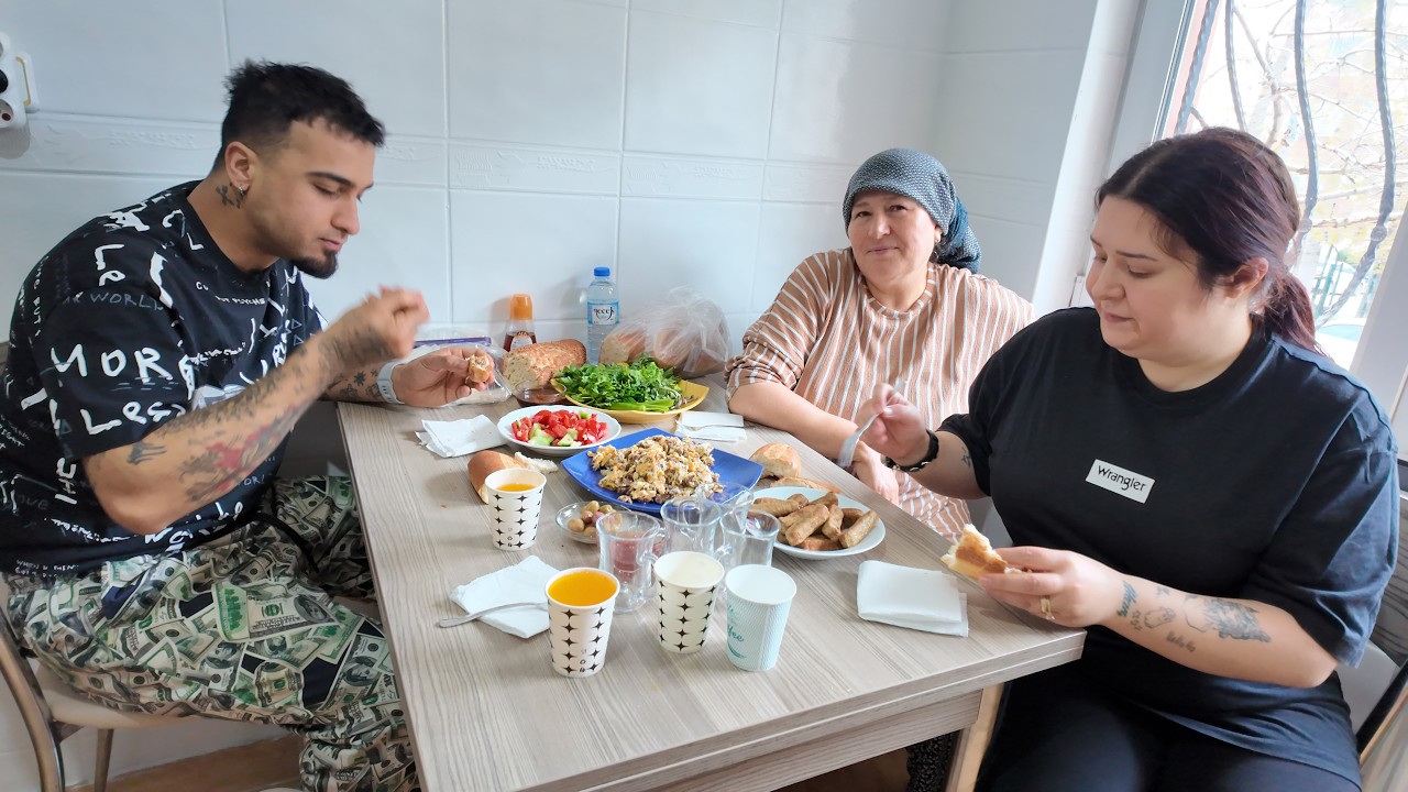 &Ccedil;OCUKLARIMIZLA EVİMİZDE SON SABAH KAHVALTIMIZ