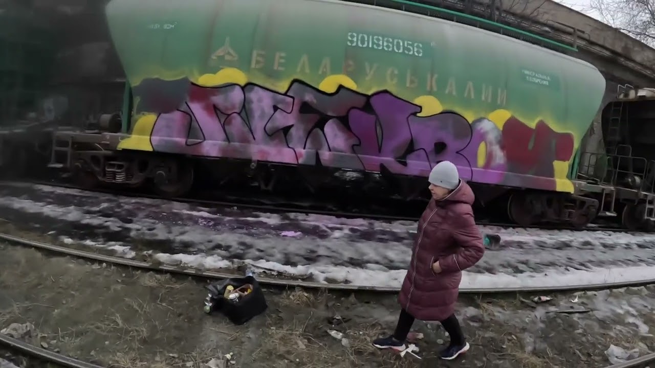 Graffiti patrol // Fr8 bombing (Colored piece on hopper)