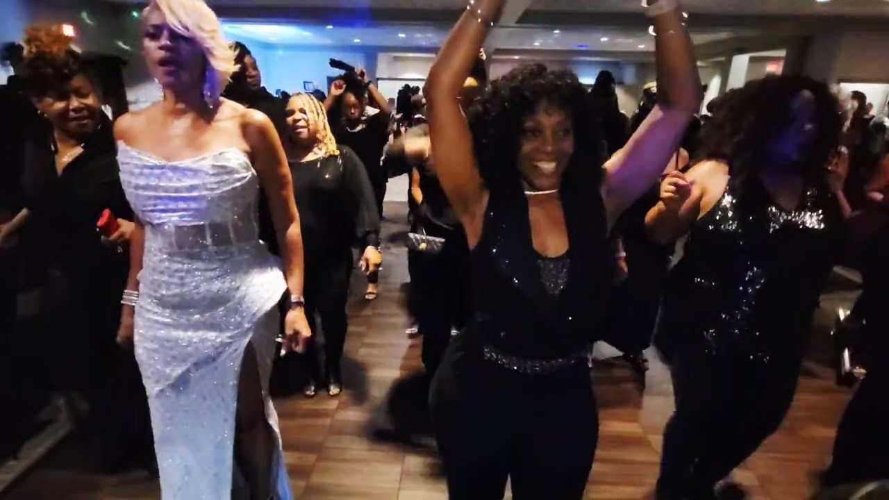 Dancing with Bonnie-Lady Glam 👠 