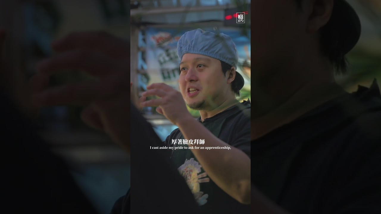 老闆曾是帶泰國團的領隊，回台找不到對味的船麵，決定自己開。為求道地，吃遍50多家店、厚臉皮拜師。沒資金，只能分租攤位、下班再衝去開店。直到泰國人社團狂推，那艘從泰國運回來的船，「哈哈羅55」終於靠岸。