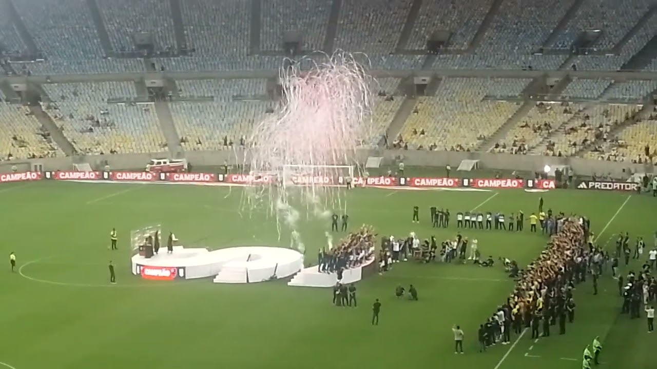 FLAMENGO BICAMPEÃO CARIOCA – ZICO ENTREGA O TROFÉU!