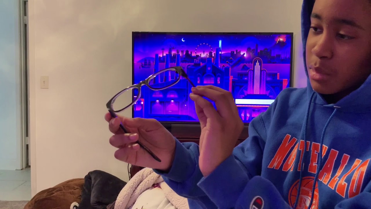 Liese broke her glasses. Nette try & blackmail her but can't cause Liese saw what Nette secretly did