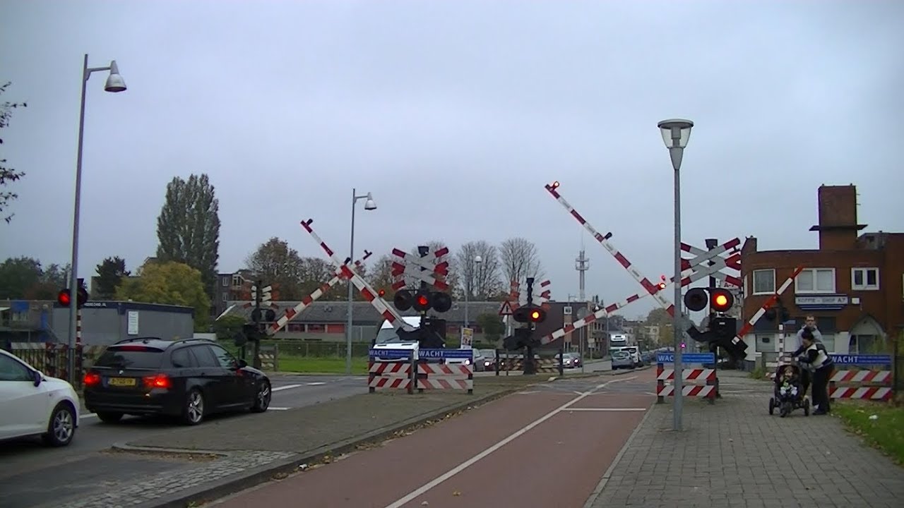 Spoorwegovergang Hoogezand-Sappemeer // Dutch railroad crossing