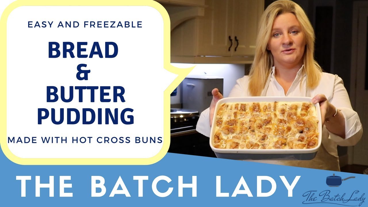 Замороженный хлебный пудинг с маслом, приготовленный из булочек Hot Cross