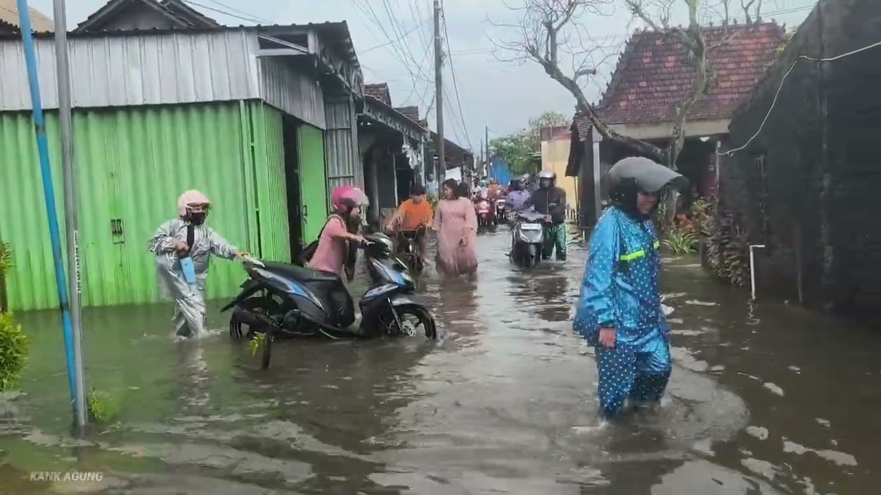 Demak Banjir! Jalur alternatif motor dari bonang ke arah denak