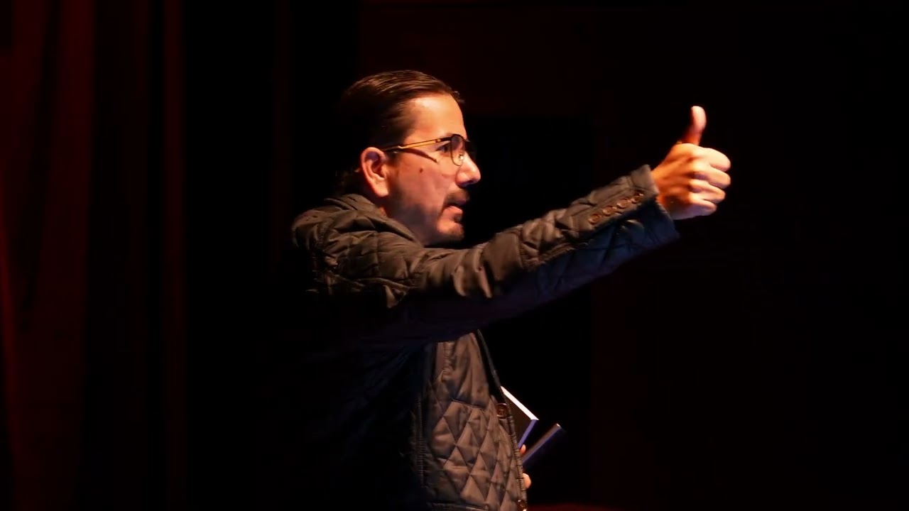 Como poner un huevo de pie | Diego Cardoso | TEDxUDLAP