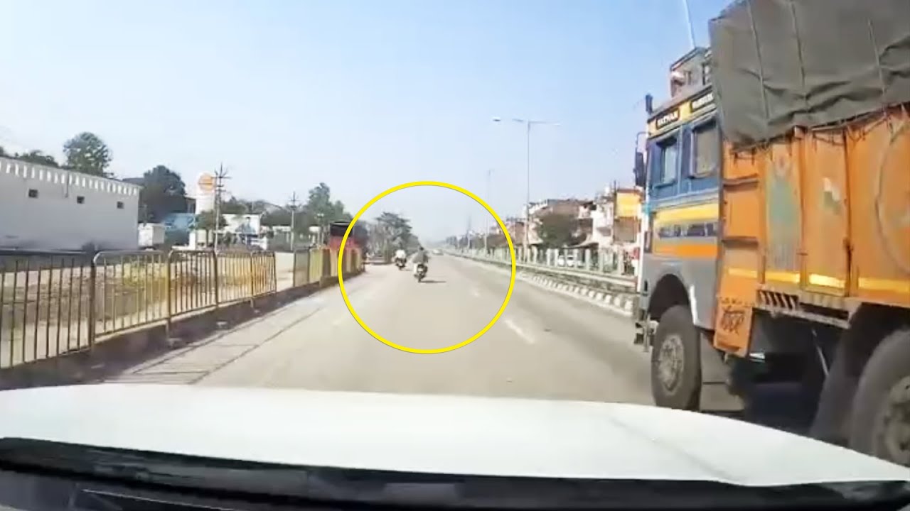 Dangerous Crash of Tata Harrier EV & Truck While Overtaking 😱 Who is at Fault ?