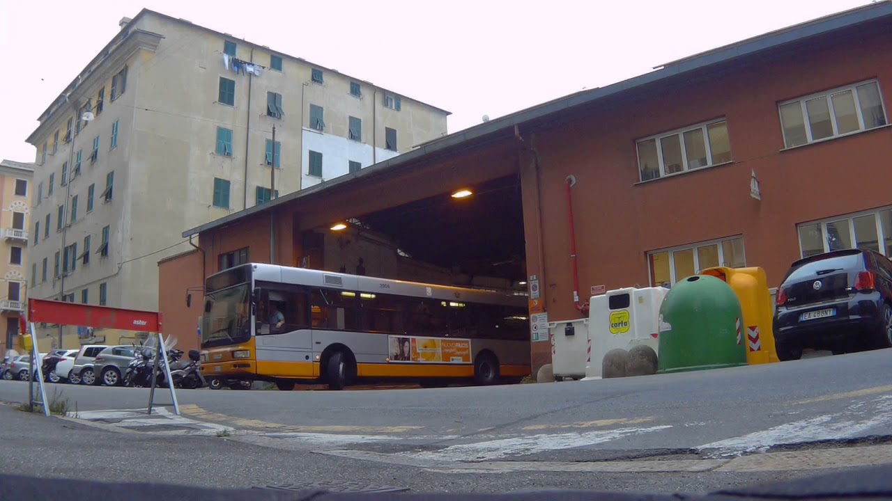 Autobus in uscita dalla rimessa AMT di Mangini