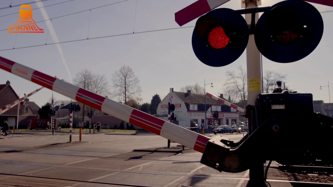 DUTCH RAILROAD CROSSING - Helmond   Mierloseweg  - Railcam Netherlands