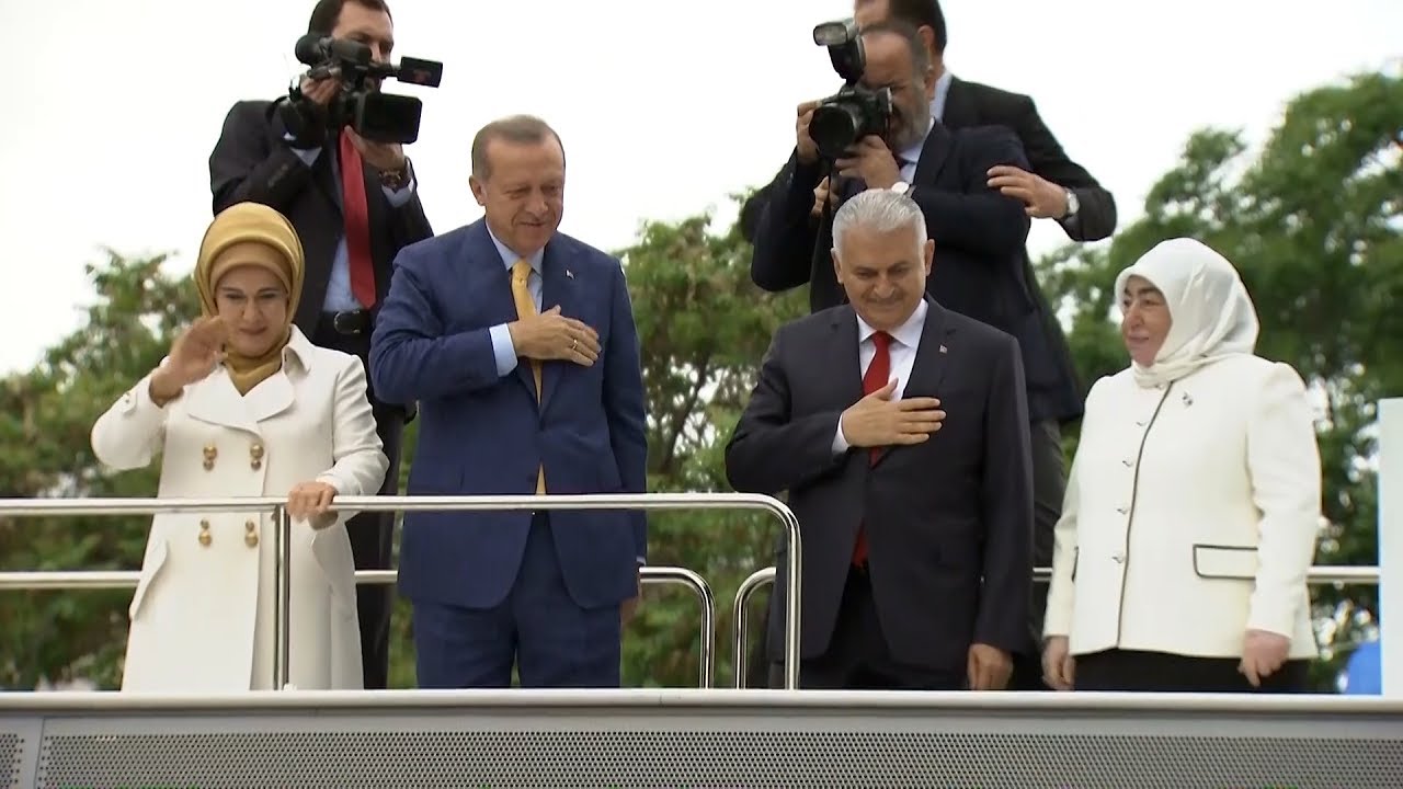 Başbakan Binali Yıldırım, kongre salonu dışındakilere seslendi