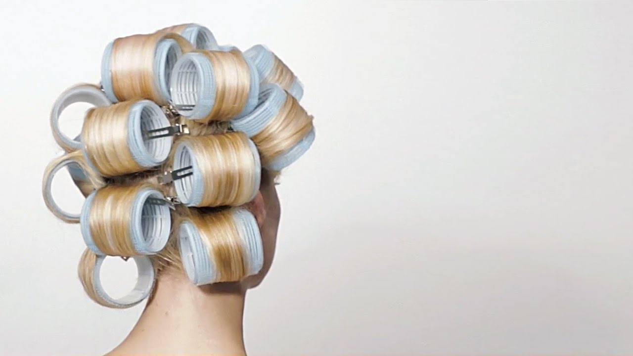 Des rouleaux de cheveux . Une base simple. Avoir du volume