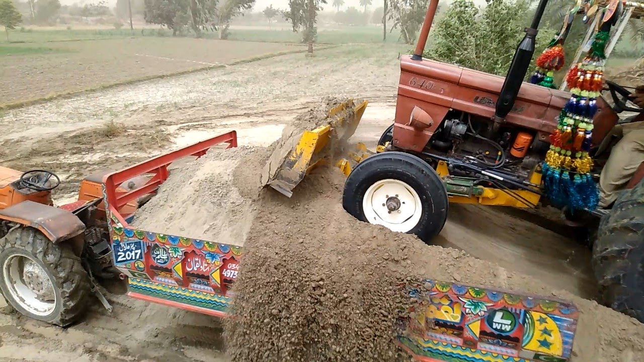 FIAT Tractor Loading Dumper With Front Blade. ٹریکٹر ڈمپر لوڈ کرتے ہووے