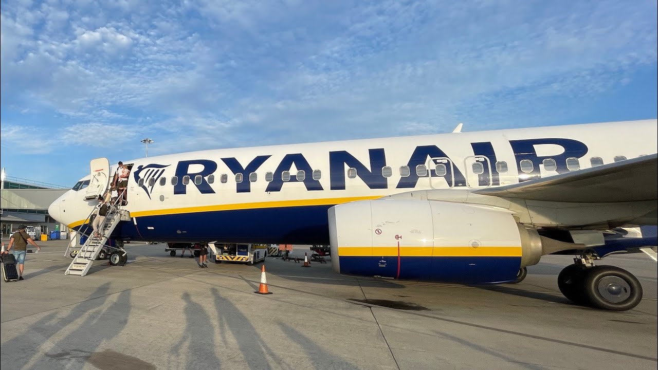 TRIP REPORT | RYANAIR NEW CABIN | 737-800 | SANTORINI-LONDON STANSTED | ECONOMY | HD