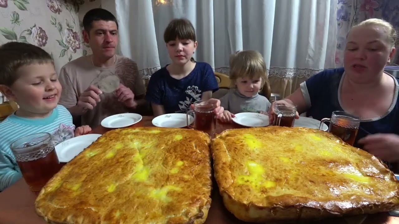 мукбанг пирог с мясом и закрытая пицца