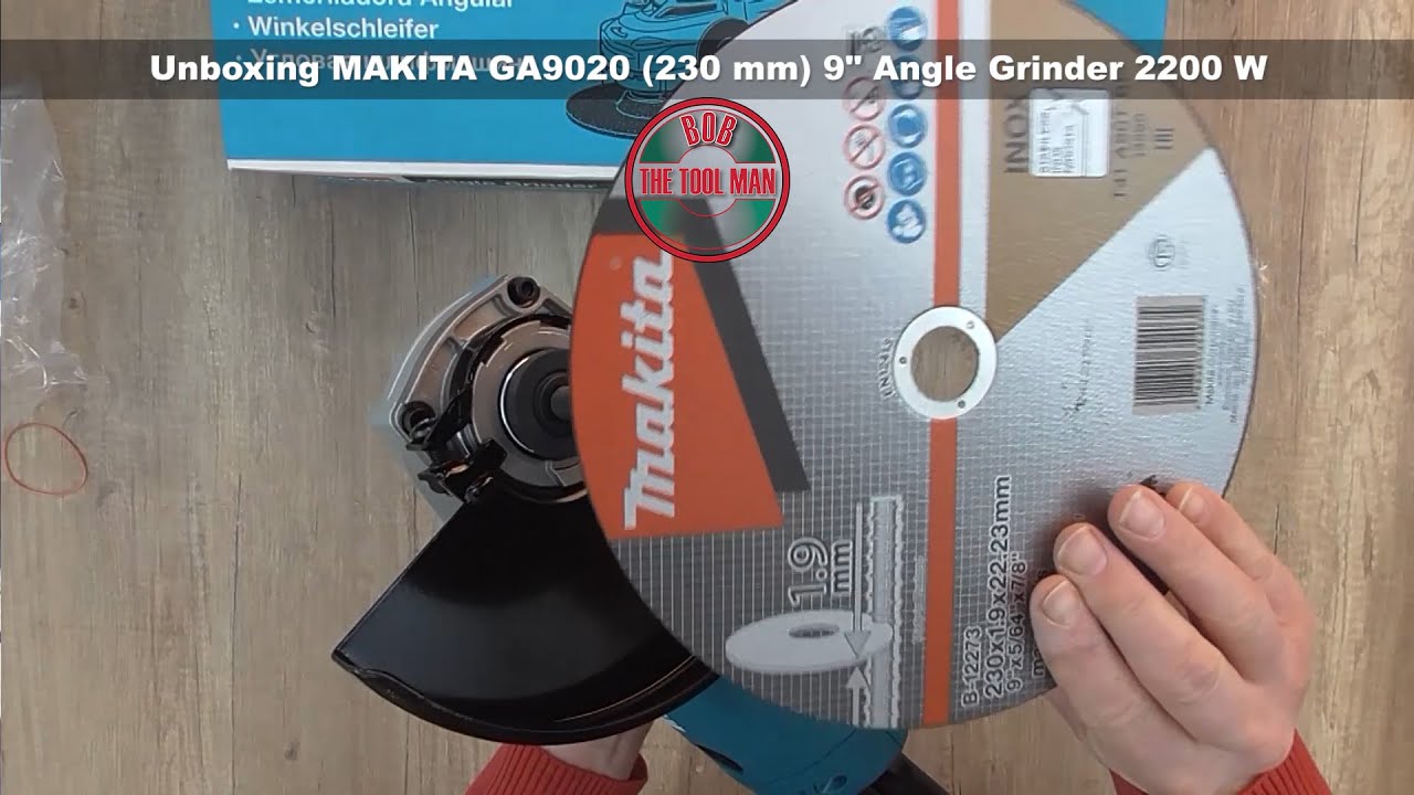 Unboxing and installing cutting disc on  MAKITA GA9020 (230 mm)9